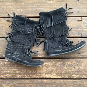 Minnetonka black 3 tier fringe suede leather flat boots